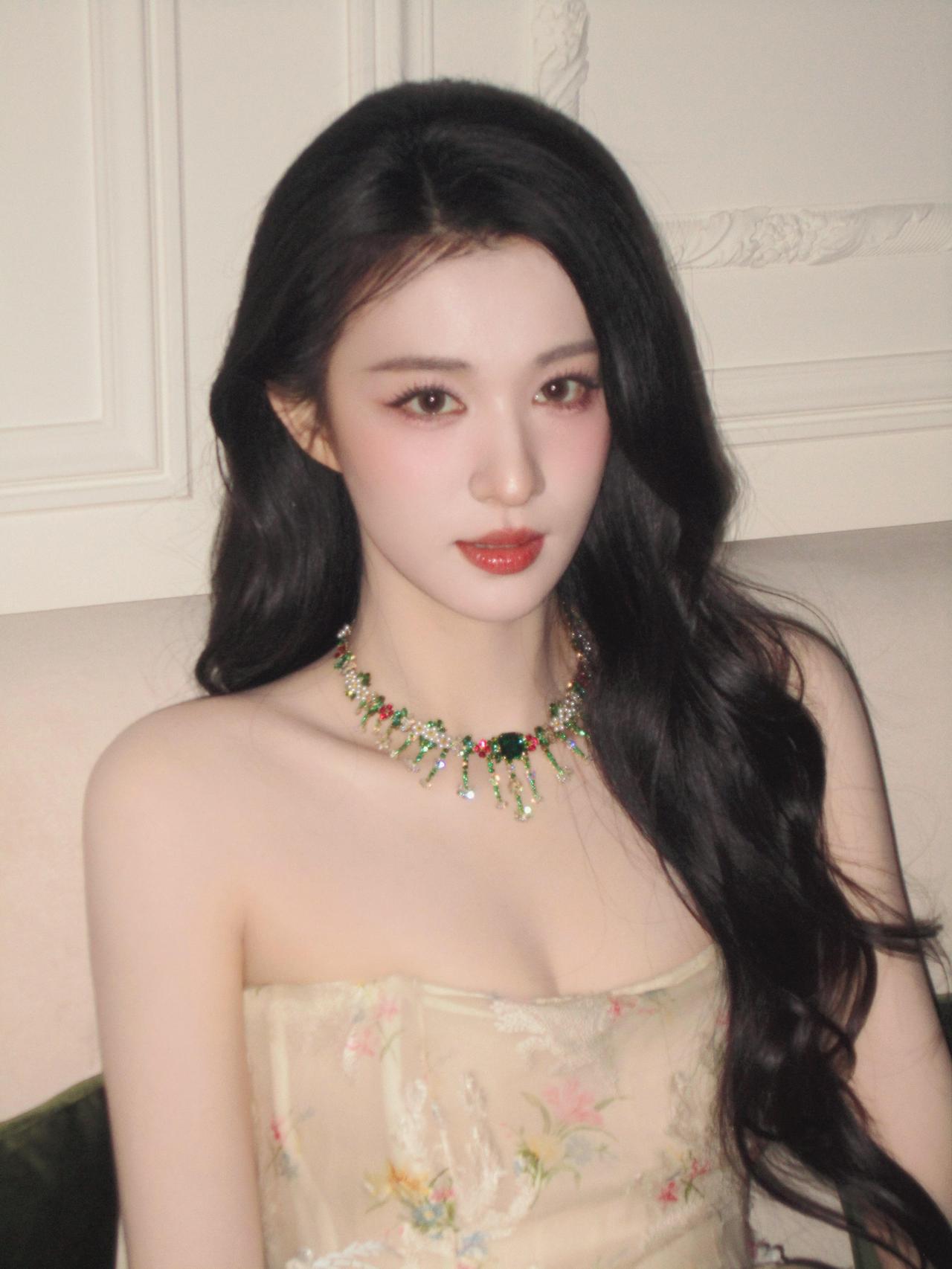 王楚然黑丝绒般的发梢垂落，漫过肩颈，漫过缀着碎钻与祖母绿的星河。抹胸