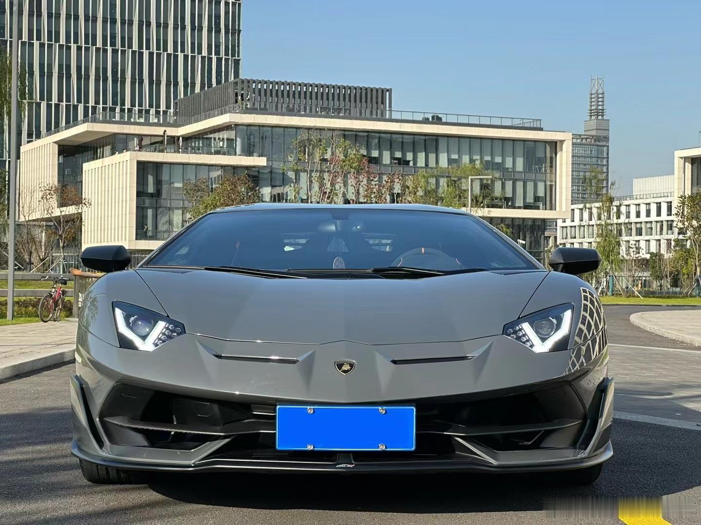 在浩瀚的汽车宇宙中，总有一些名字能够瞬间点燃速度与激情的火花，兰博基尼大牛SVJ