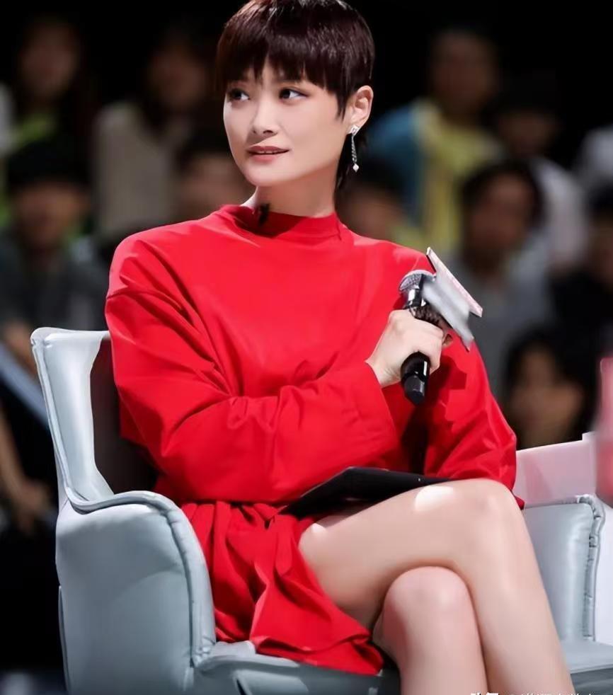 李宇春最近又被“嫁”了。这次是位美国富商。她没时间理会。上周末的演唱会，台