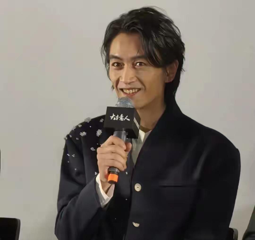 天呐，这还是陈晓吗？我怎么记得他还是白白胖胖的啊，怎么现在变成这个样子了。