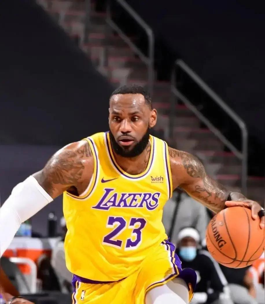 更衣室炸了。文森特那句“我们需要跑起来”，就是说给持球人听的。湖人输球的根