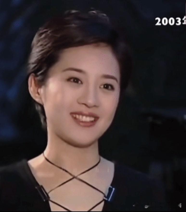 这是长的比杨澜和周涛都要漂亮的一个主持人，无论身材，气质，还是妆造，都是央视主持