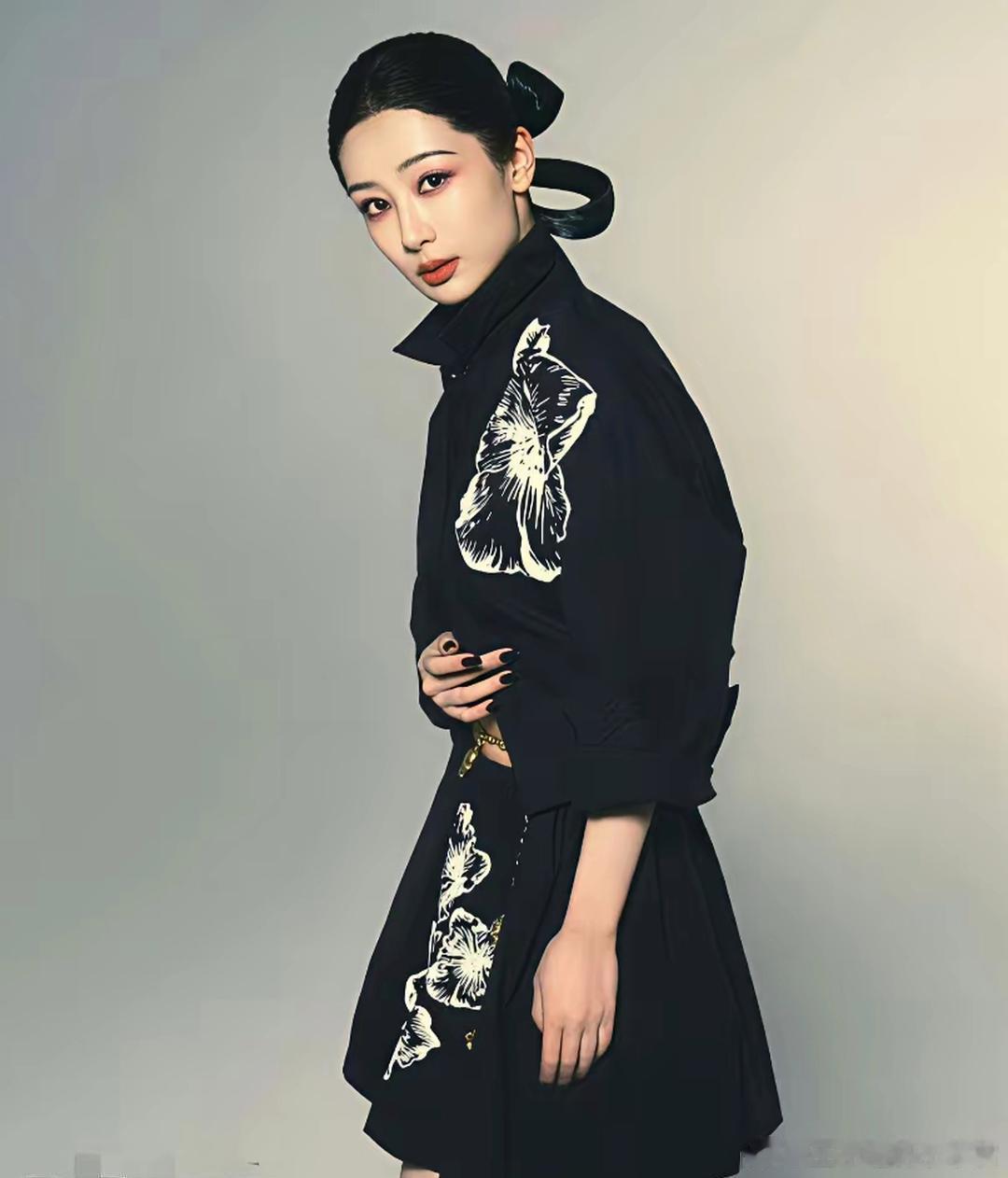 太吓人了，杨紫拿奖才十几天，全球高奢代言就像不要钱一样砸过来。纪梵希这边，白玉兰