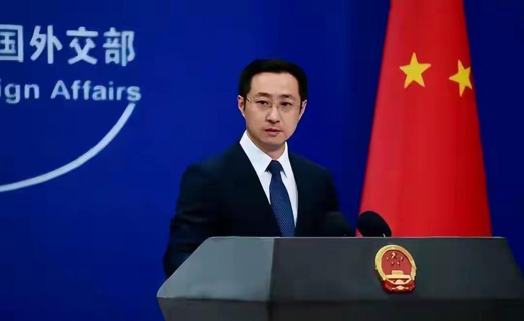 美国这波操作，真应了那句老话：搬起石头砸自己的脚，还是搬起巨石砸烂了自己的金饭碗