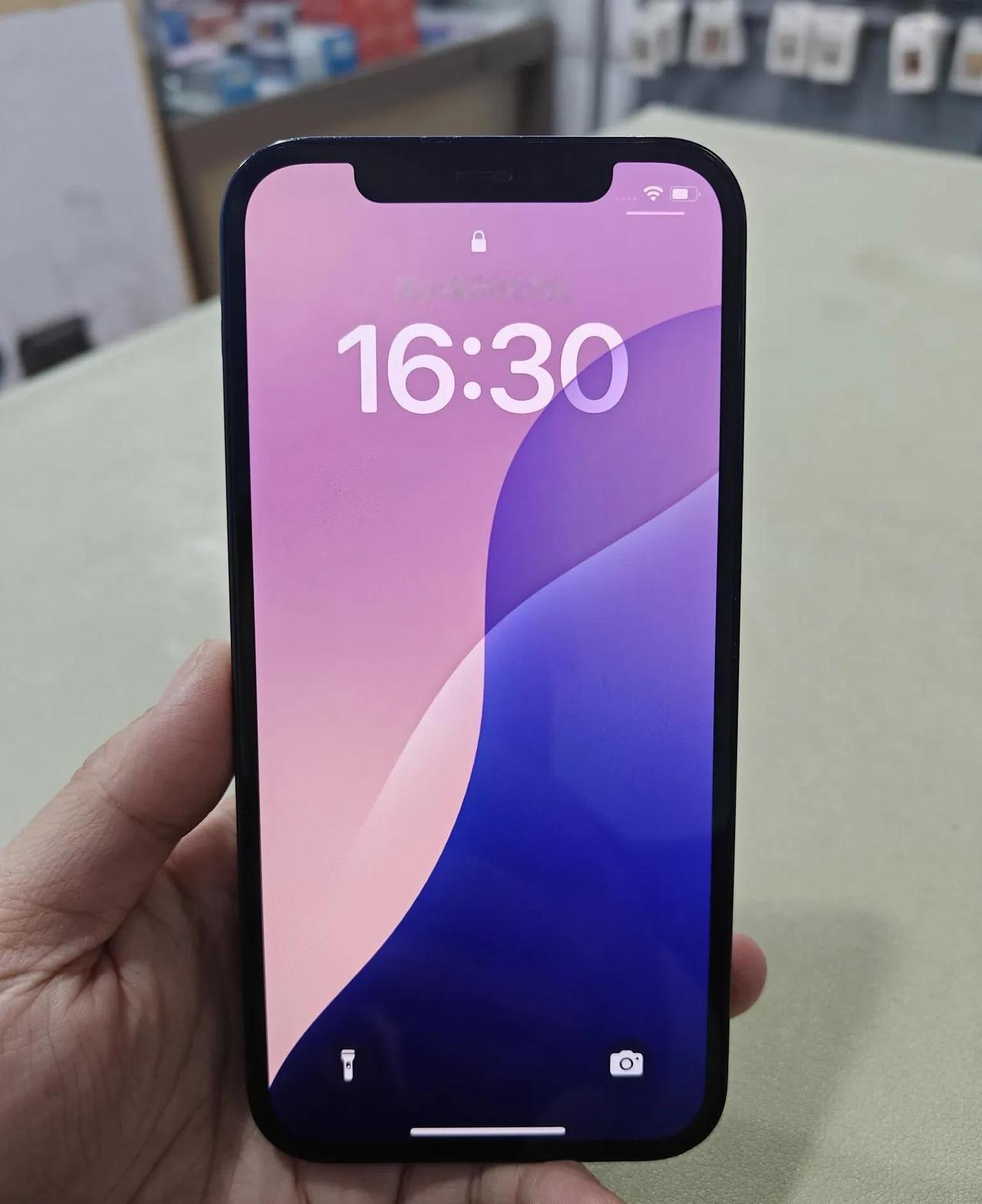 我好想问一下这个大哥，这个婚是非结不可吗？今天周边是一个熟悉的老哥来店里修手机。