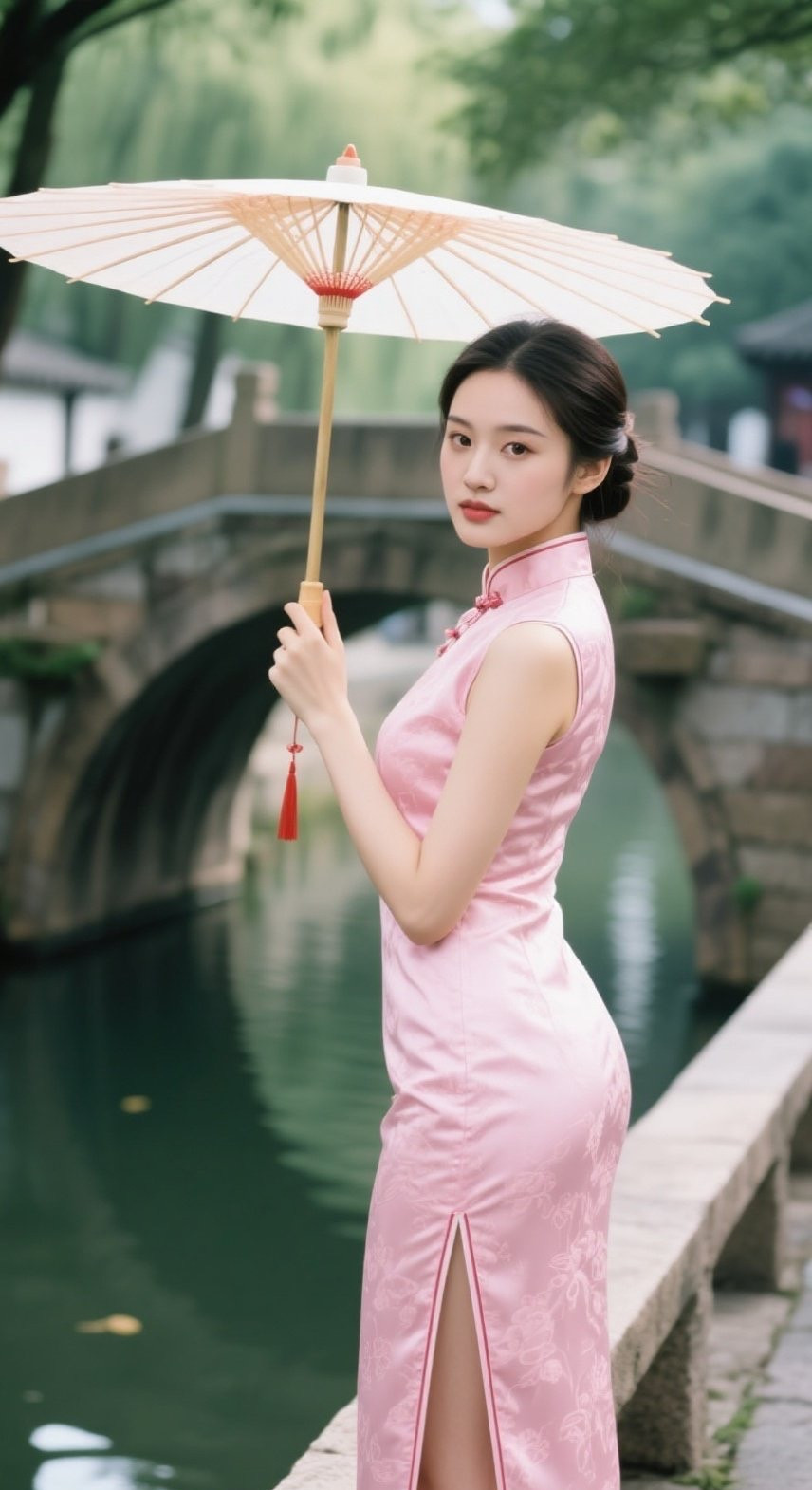 清丽佳人旗袍素雅，浅笑嫣然如诗如画