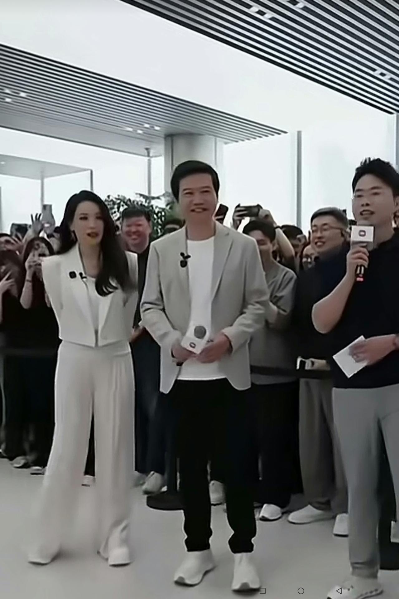 有人说：雷军太热情了，聘请舒琪为小米YU7的形象代言人，不必亲自用整整一天时间陪