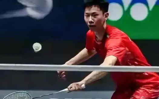 世界第二也轻松拿捏，现在知道中国羽毛球男单有多强了，其实每一个人都有可能掌管比赛