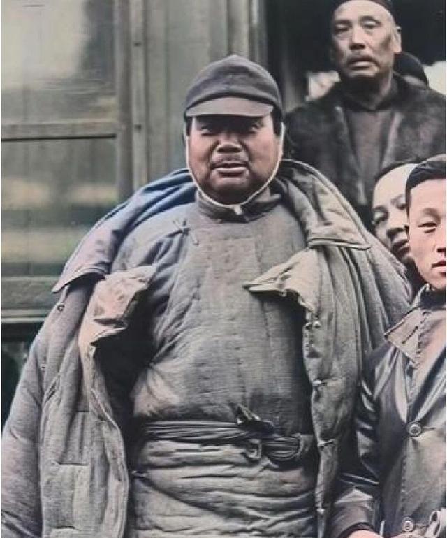 1927年，冯玉祥站在火车站的那一刻，面容严肃，眼神坚定。没有华丽的装饰，冯玉祥