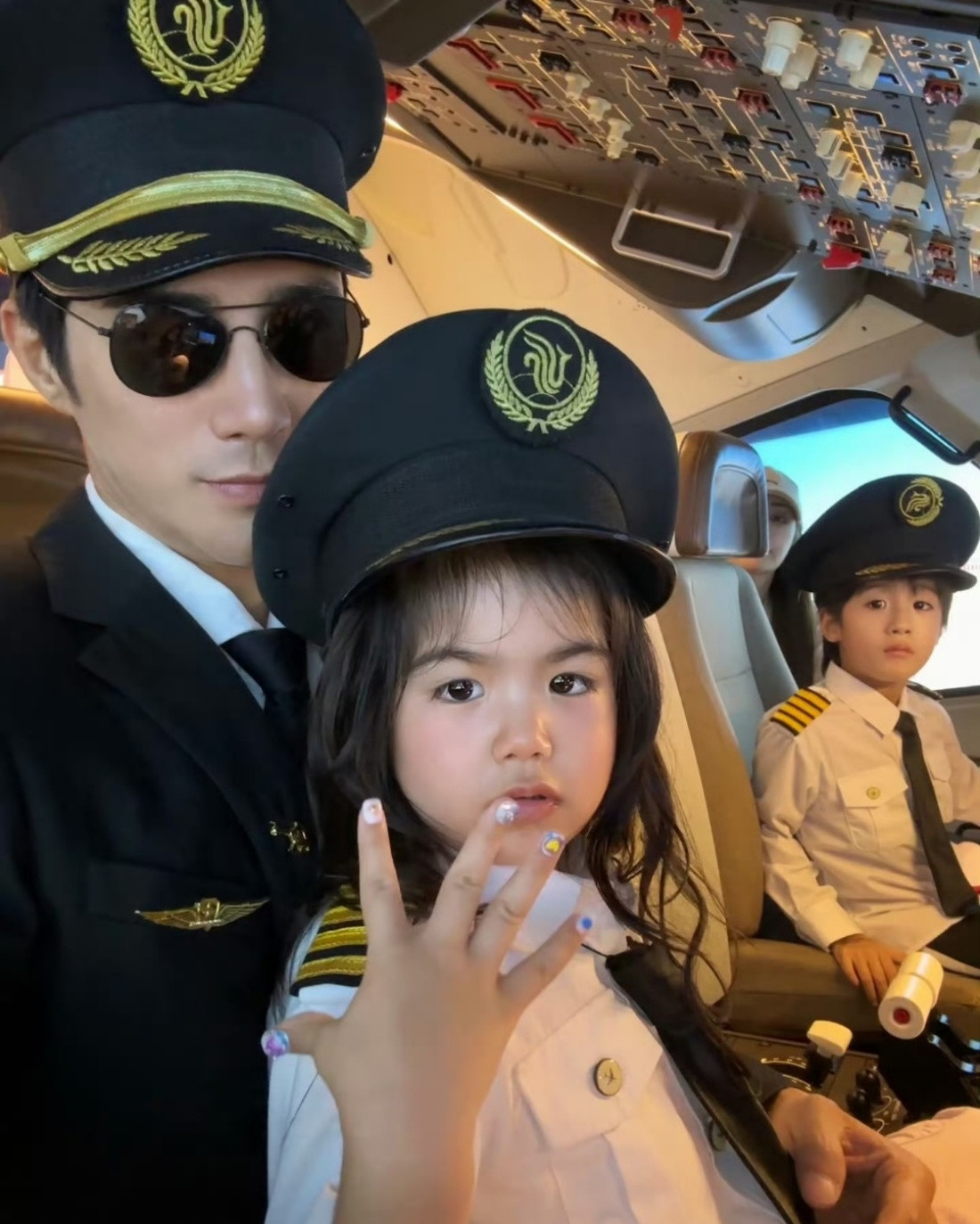 姜潮麦迪娜孩子颜值，孩子颜值好高啊，完美继承了好基因，很可爱