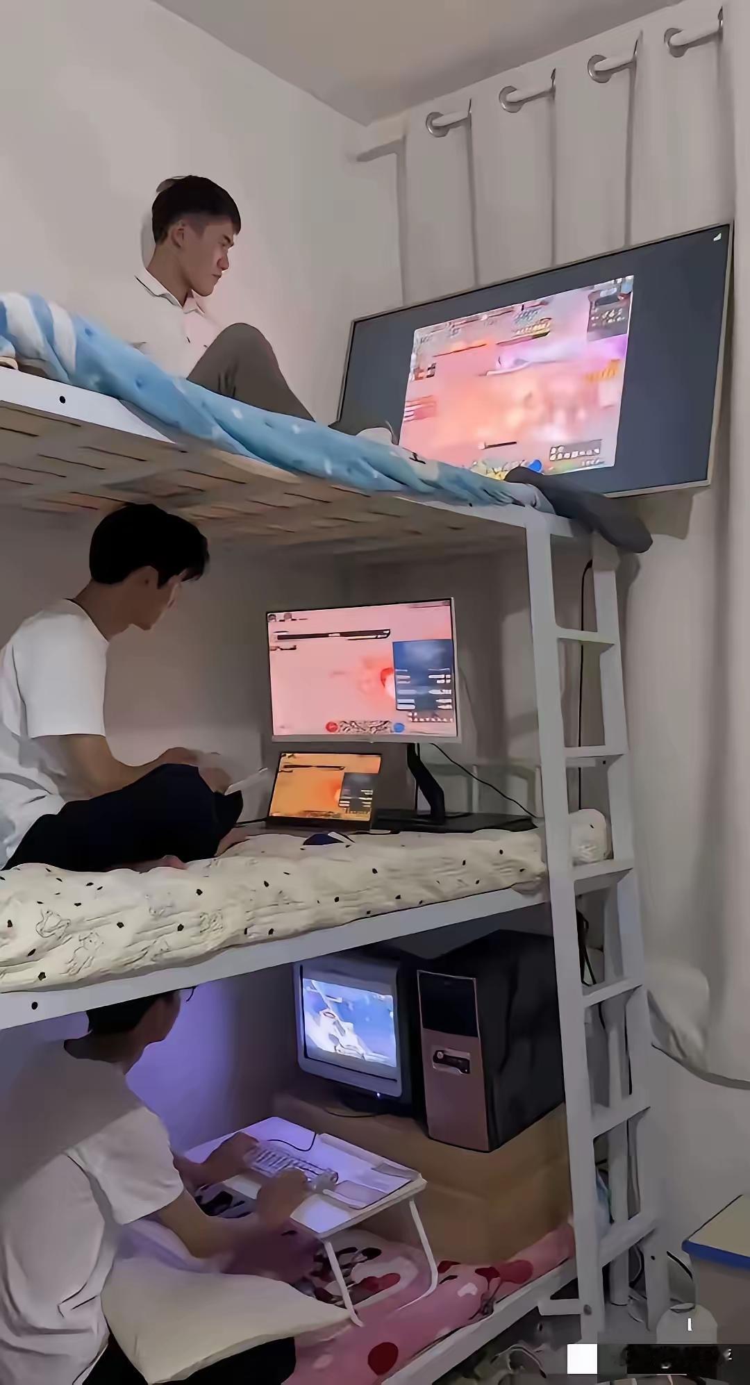 什么学校，上中下三层床[捂脸哭]