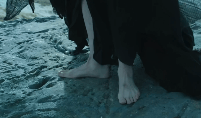 天，这是拍男性角色的镜头吗镜头从脚扫到大腿（光着的脚和大腿）