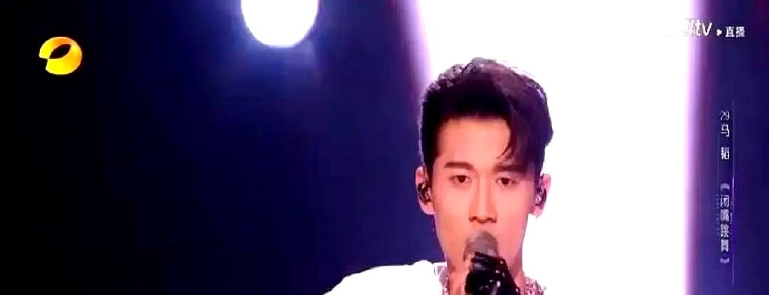 黄霄雲刚签星雲娱乐，转身就被扔进《开麦现场》。节目规则简单粗暴，全开麦，