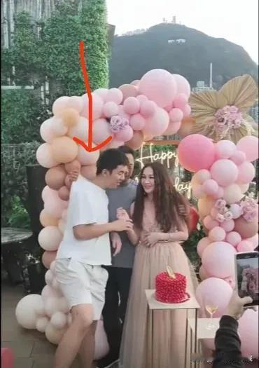 7月28日是性感女神温碧霞58岁生日，丈夫何祖光还有儿子一起为女神过生日，58岁