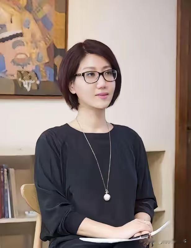 关于易立竞两期节目就封神，不是因为她的访问对象有流量，也不是因为问题问得有多