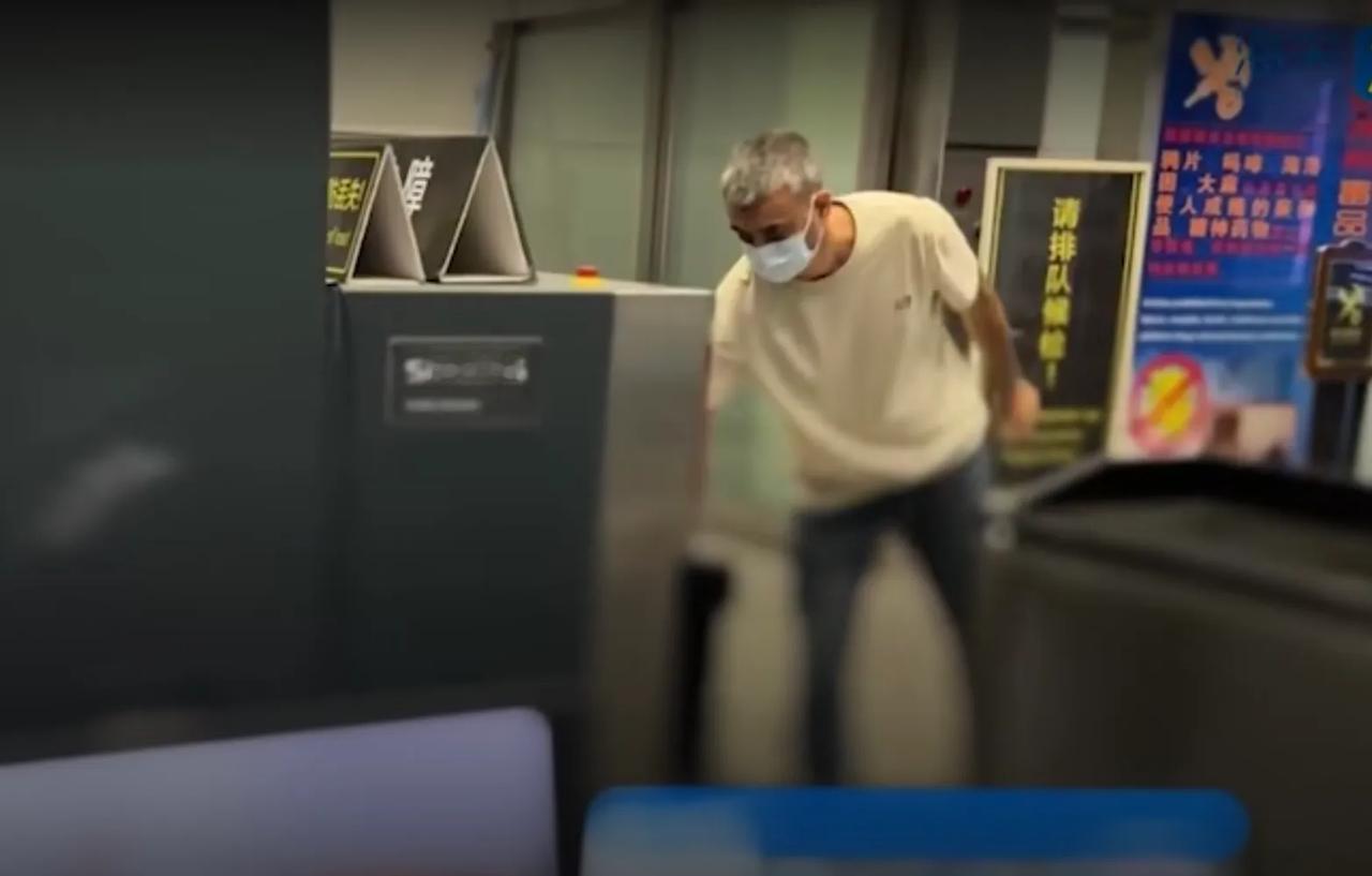 晃了眼！广州白云机场，一名入境旅客的行李，在机检中出现异常，里面的东西密度较高，