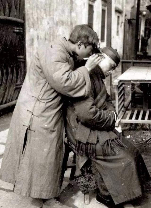 1948年9月，北平市警察局特务科的特务张战民，他跟踪前门火车站的地下党员搬运工