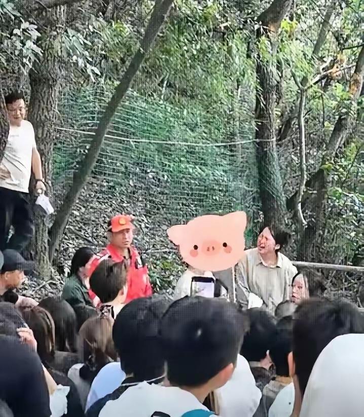 4月26日，杭州登山步道，女子爬山偶遇男友和闺蜜结伴同行。让她更震惊的是，两人竟
