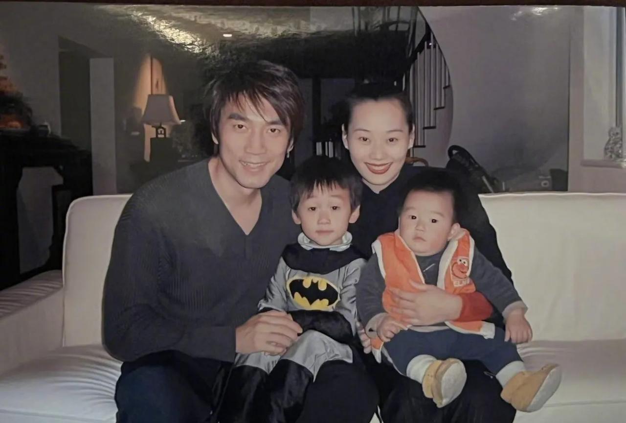 林依伦发布了一系列的照片，庆祝和妻子结婚的30周年。两个人是圈内有名的明星夫妻