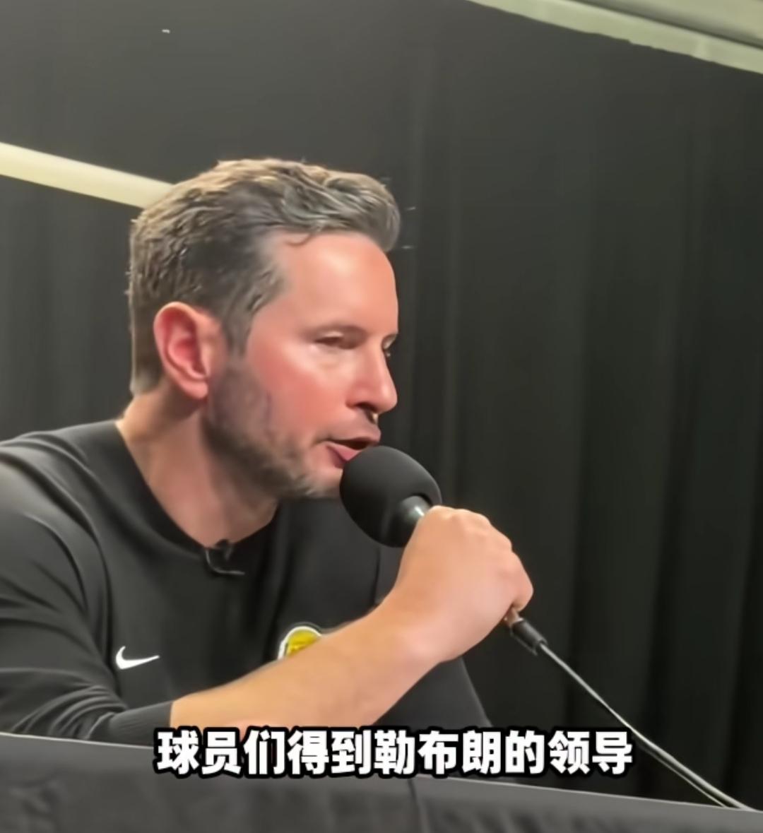湖人从管理层到教练，变脸速度极快。常规赛老詹复出后球队有段时间输球，雷迪克直接点