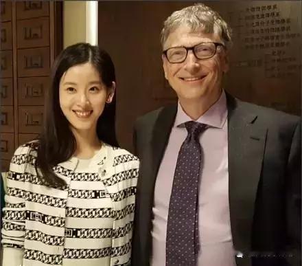和比尔盖茨合影的章泽天笑得像花儿般美丽，和小丑合影的章泽天很可爱，可甜可爱优秀的