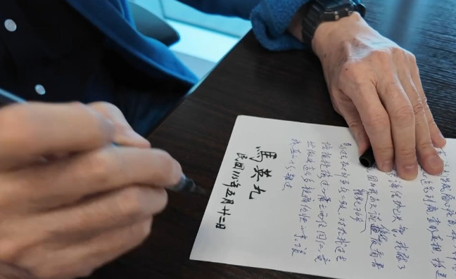 马英九亲自验证没老年痴呆，现场手书反而弄巧成拙，进一步证实了外界猜测！5月22日