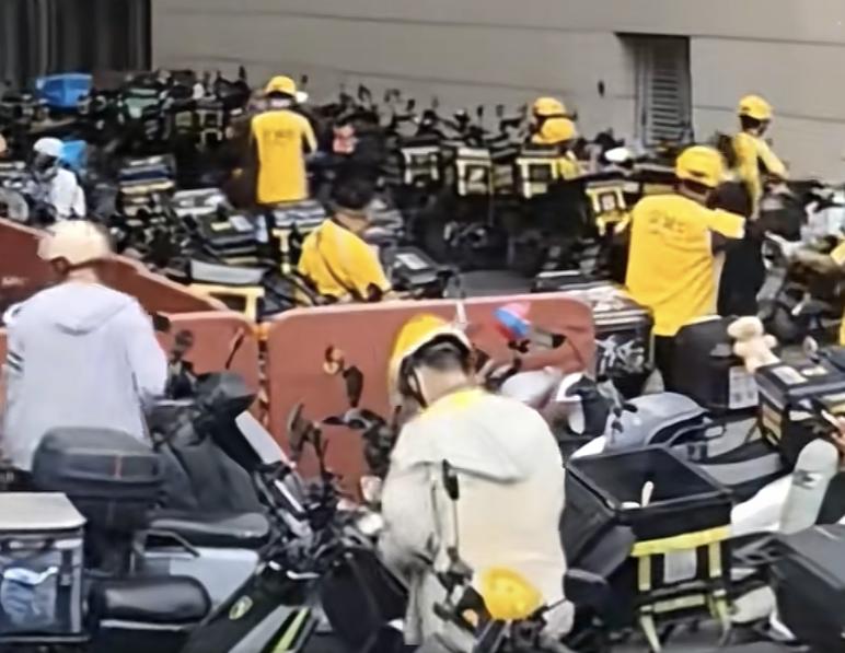 一觉醒来外卖员的天都塌了！不仅是电动车行业有了新国标，骑手行业也有了新国标！就