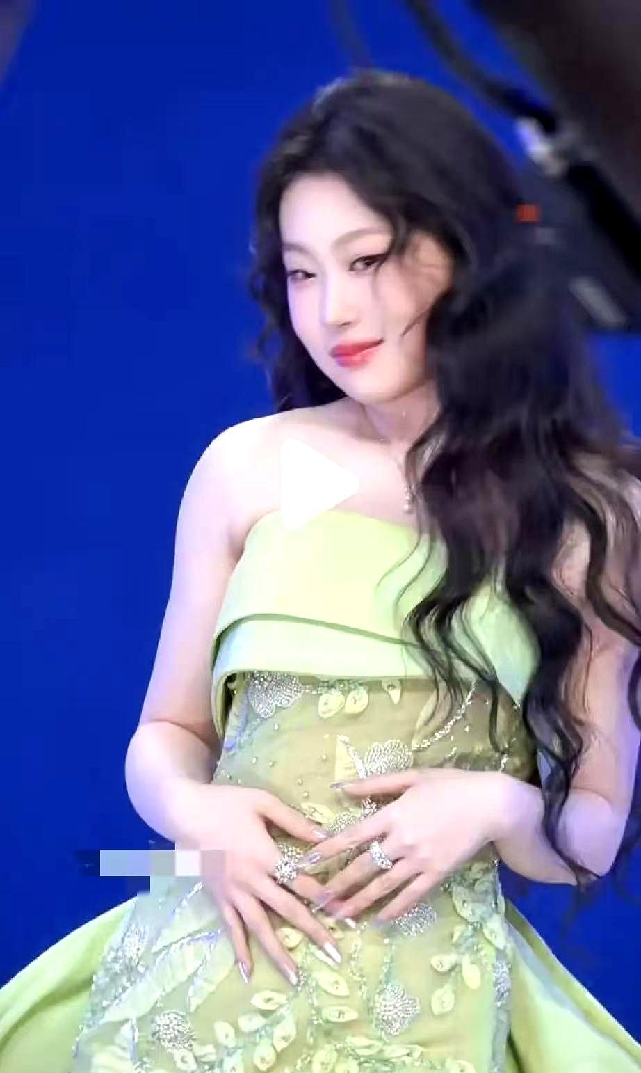一双一万二的鞋子愣是踩出了内八字。这韩国两年的女团课，难道光教表情管理没教站姿