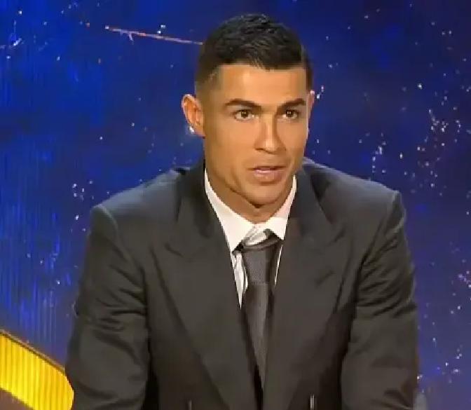 39岁拿中东最佳，C罗还要踢到45C罗在迪拜举起第三座中东最佳奖杯。28球