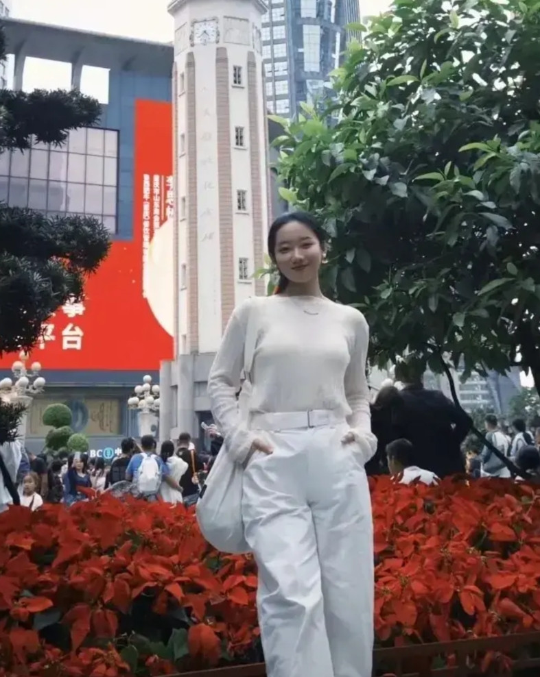 三亚旅客被蛇咬事件后，三亚文旅面临的四个选择：1、监督有关部门彻查这件事的经