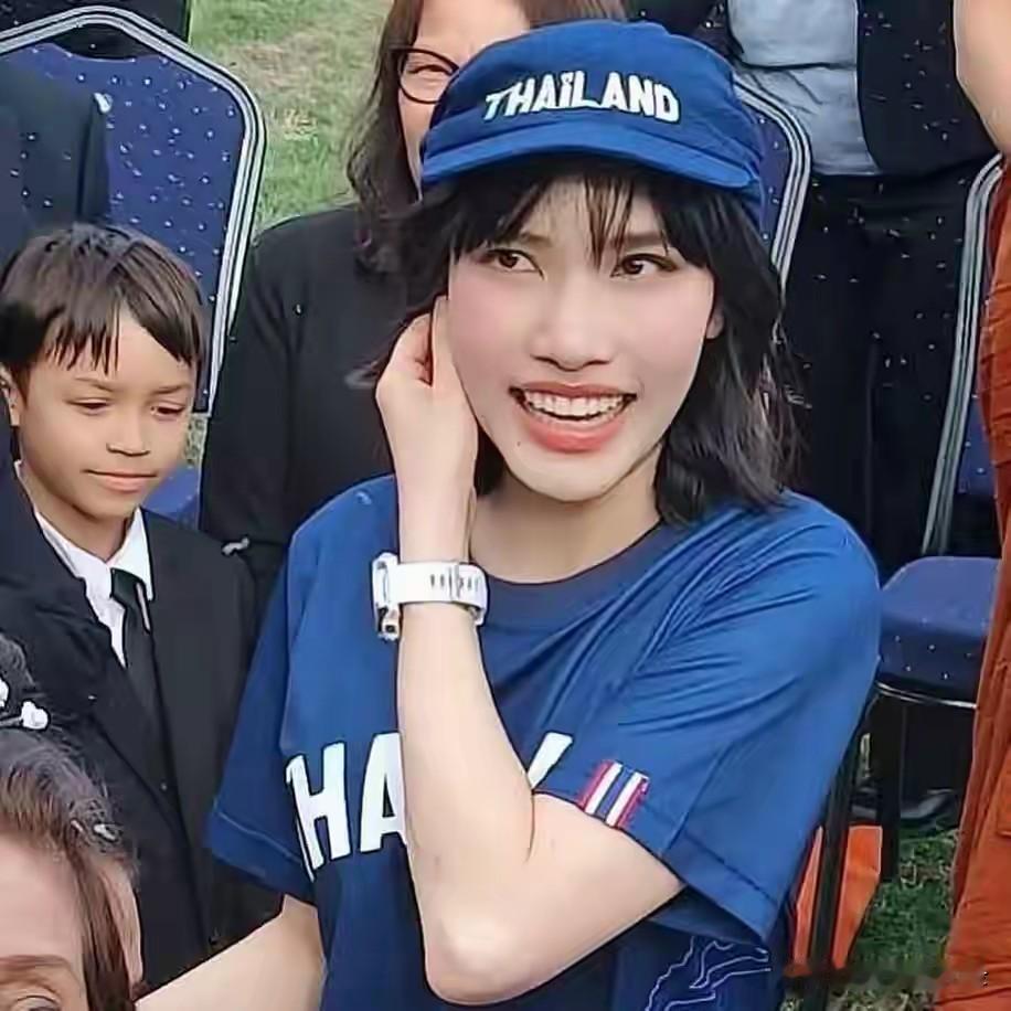 诗妮娜访问英国的第四天，不穿华服换成T恤，反而更美，更有活力了。9月28日，诗