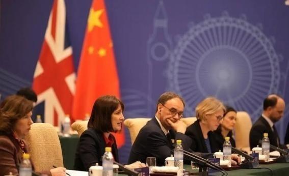 英国首相斯塔默当着全世界的面，曾说了一句大实话：当今世界就三个主角，美国、欧盟和