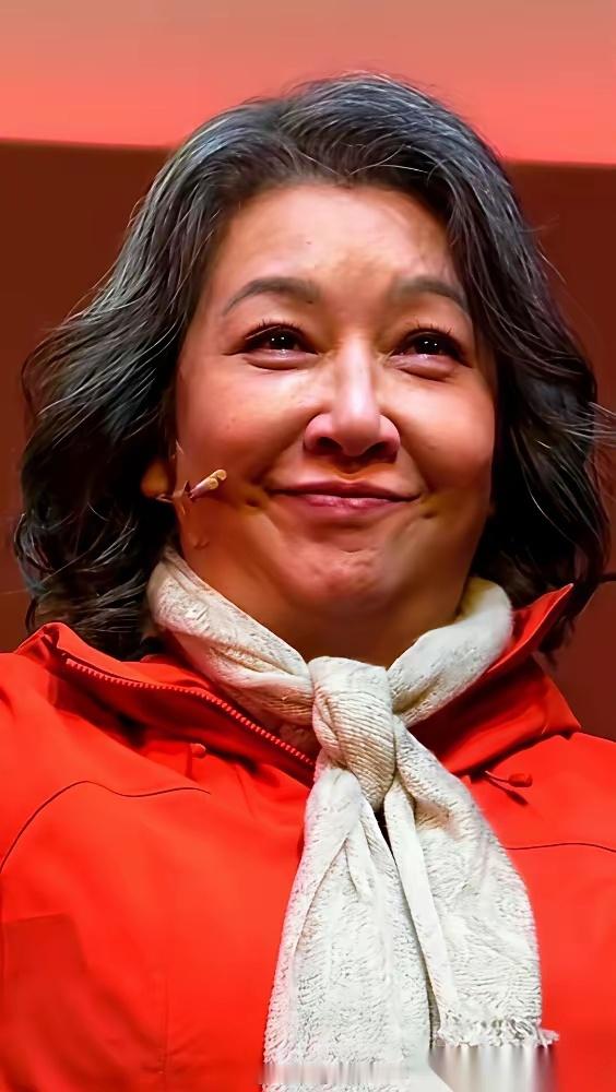 58岁的江珊，被当面说胖了，老了。她笑了，指着自己眼角的皱纹，跟镜头开玩笑：“现