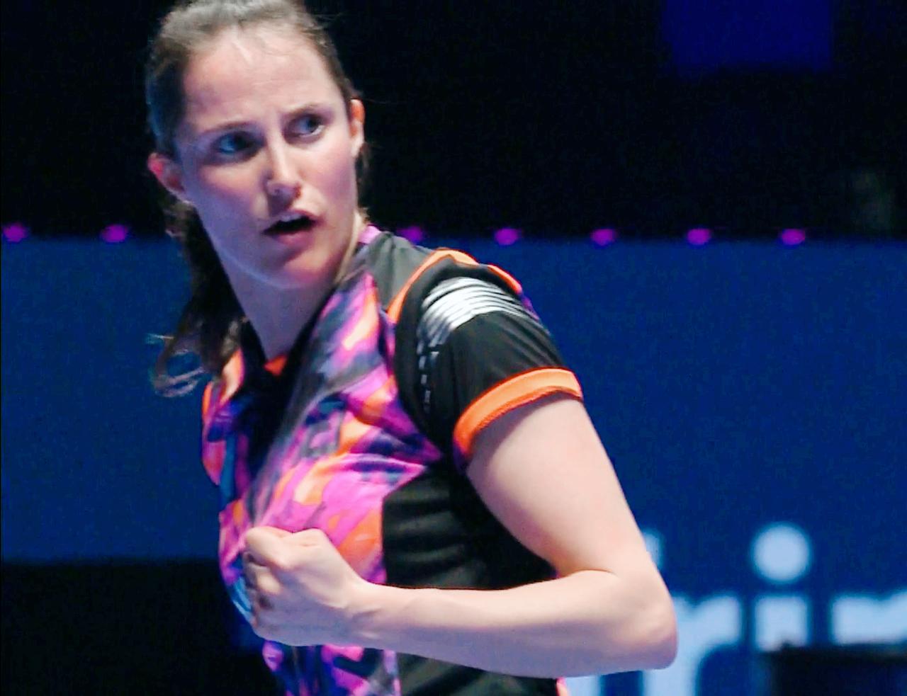 我去！邱贻可跟跟着志强学坏了。在场边大喊：可以可以！前两局两人打成了1:1