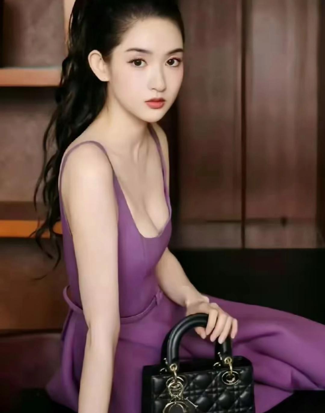 王玉雯|紫色低胸晚礼服写真