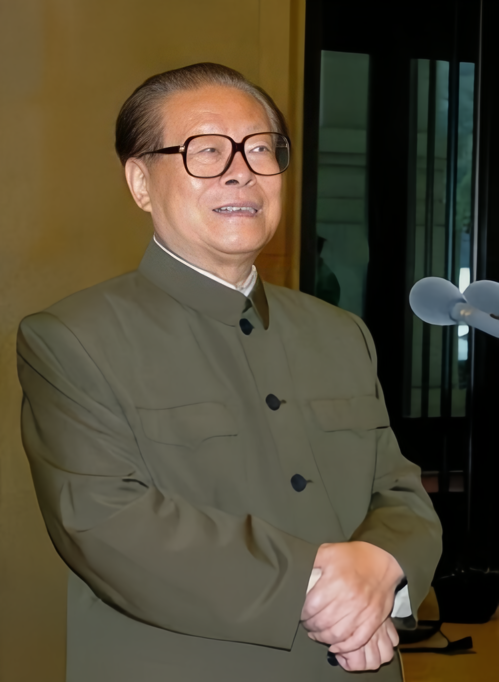 党的十六大之前，江同志从党和国家长治久安出发，考虑到实现党和国家高层领导新老交替