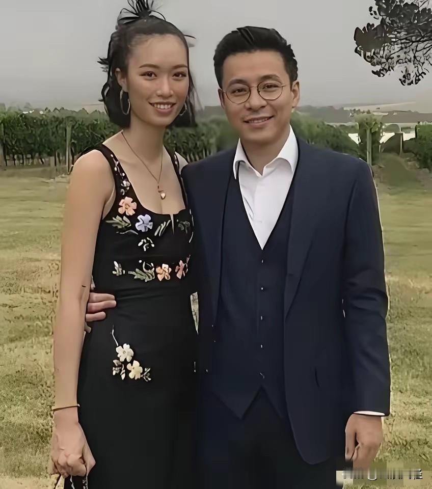 我在好奇心的驱使下，查了一下霍启仁的老婆，不查不知道，一查吓一跳。这位豪