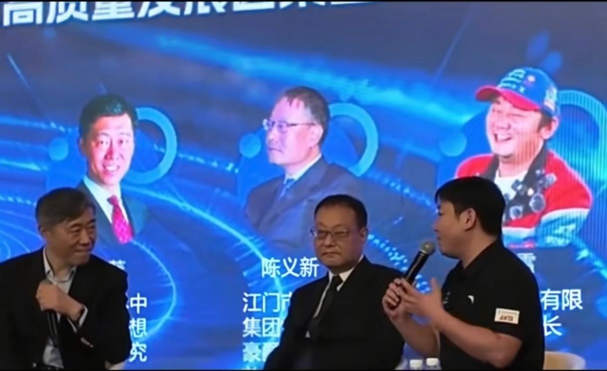 我感觉这个世界有点魔幻，清华大学经济思想研究院的院长李稻葵教授竟然是张雪的粉丝。