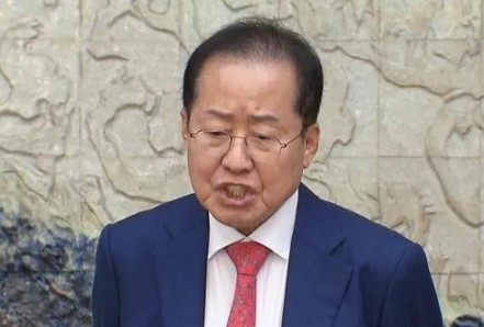 6月11日韩国前大邱市长洪准杓面对国民力量党内争权夺利，警告李在明总统可能以参与