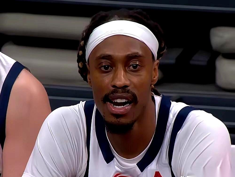 客场落后16分，计时器上的数字冰冷刺眼，青岛主场的声浪几乎要掀翻顶棚。广东队的