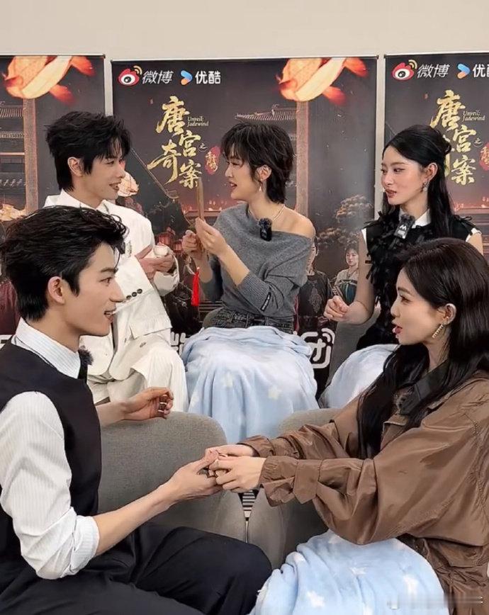 王星越白鹿大手包小手谁能拒绝《唐宫奇案》直播里这种甜甜的互动啊🥺😍，王星越