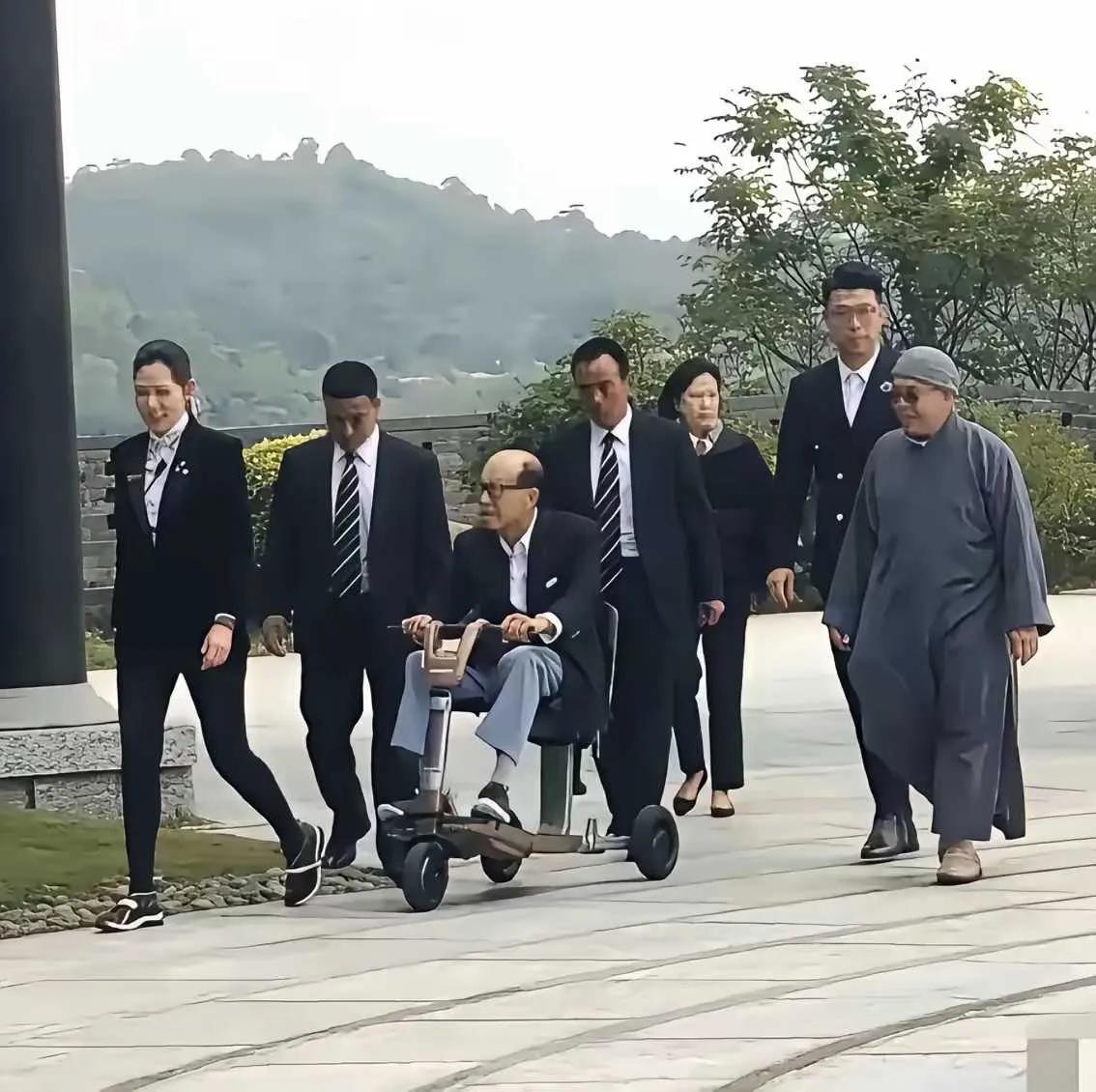 李嘉诚的小电驴价值60万，堪比黄金等值。