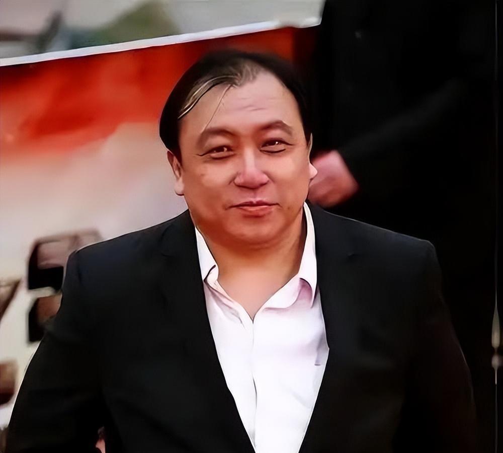 王晶父亲去世后，按遗嘱王晶能拿一半遗产，剩下才归4个妹妹。他倒好，直接让律师分成