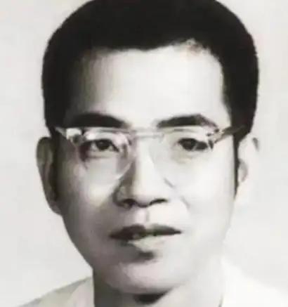 1953年，陈景润毕业后分到北京四中教书，学校却因口齿不清辞退他。之后他摆摊租书
