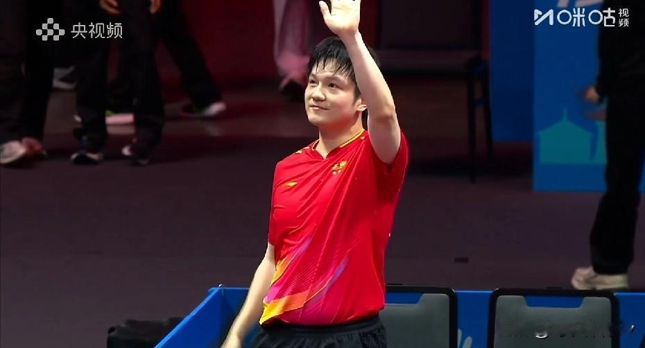 就在刚刚全运会男单冠军诞生樊振东4-1战胜林诗栋第一局，樊振东以11-9先