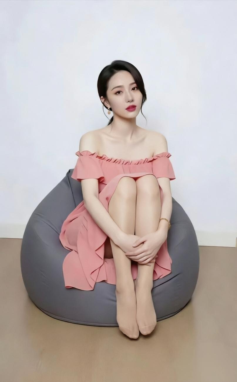 为什么女生都喜欢脱鞋啊?其实不是"女生都喜欢脱鞋"，而是穿高跟鞋和丝袜的脚确实遭