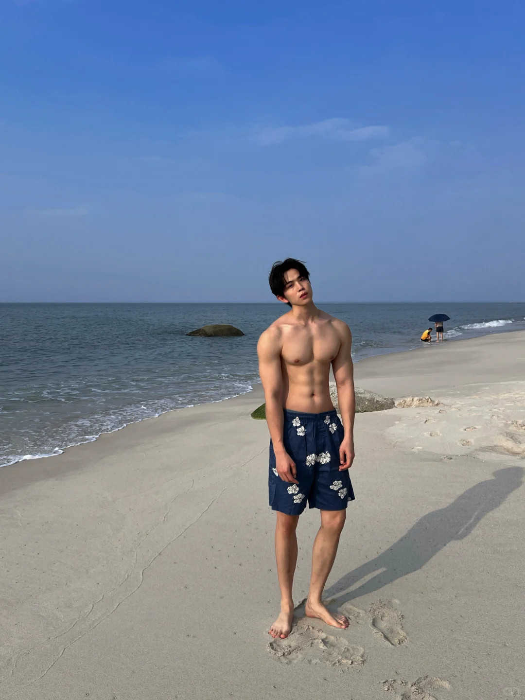 天空越黑，星星越亮。原来夜从来不是光的敌人，而是光唯一的证人。​​​