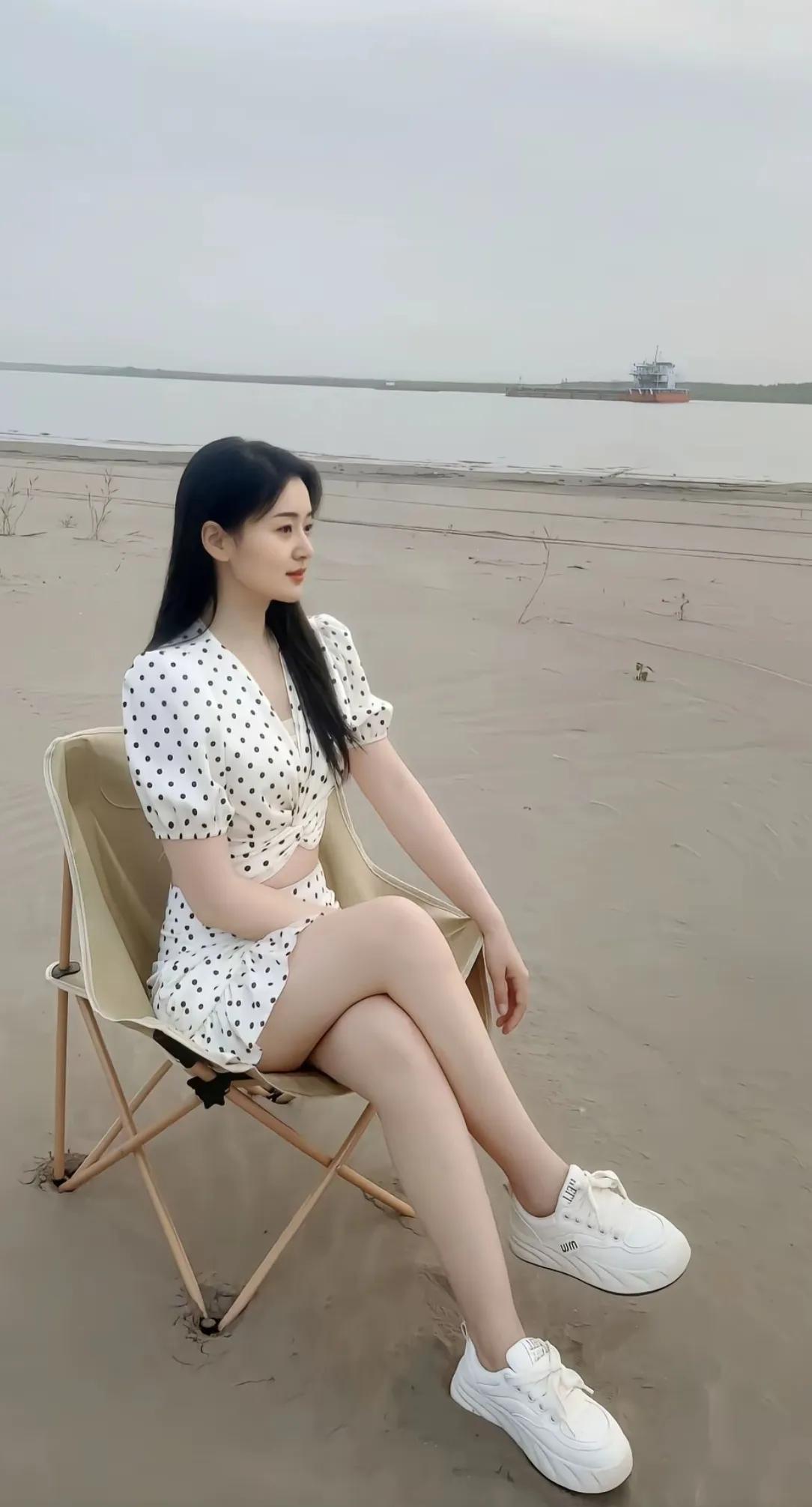 美女颜值超高，大海边尽享浪漫风情。