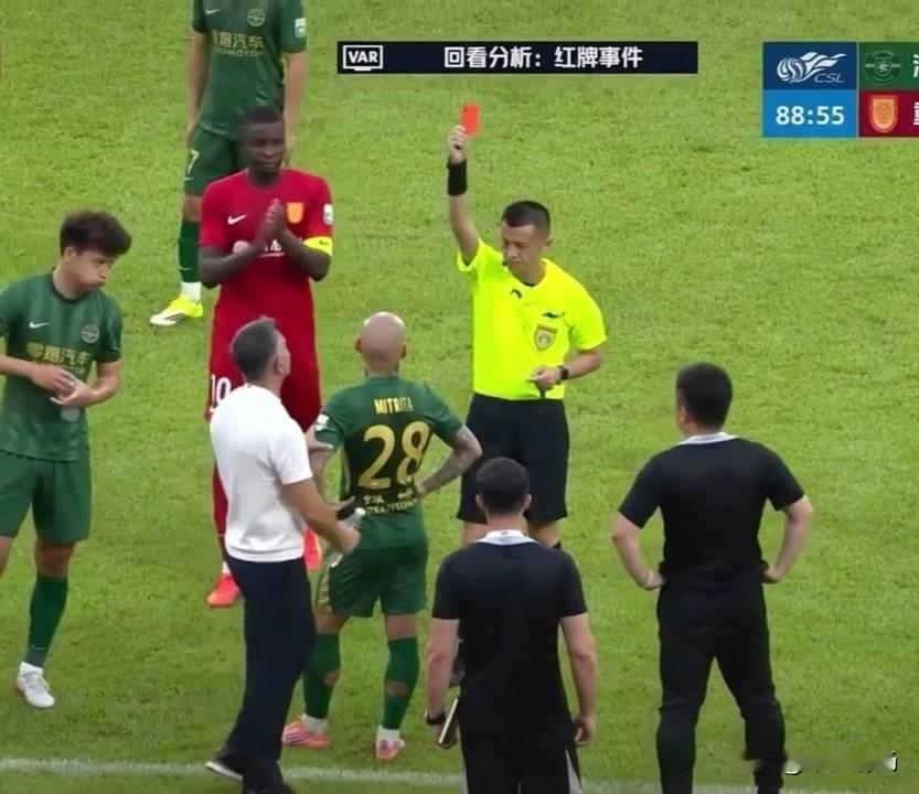 米特里策罚50万，李镇全罚2万，浙江球迷举横幅讽刺俱乐部，辱骂处罚界定引足坛热议