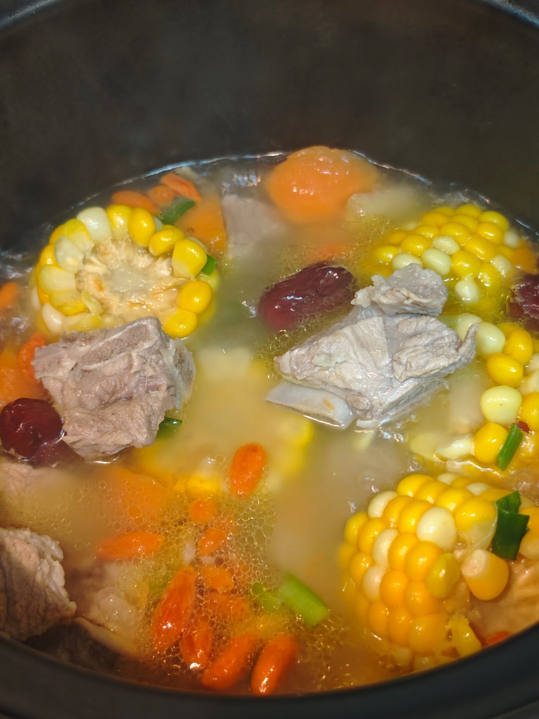 冬天就要喝热乎乎的汤我自己炖的哦!!